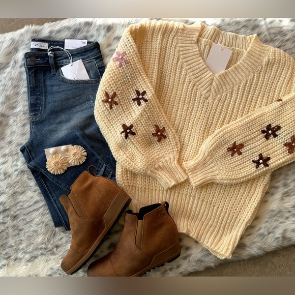 Ivory white cable knit v neck floral embroidered sleeve boho bohemian sweater - Picture 6 of 12